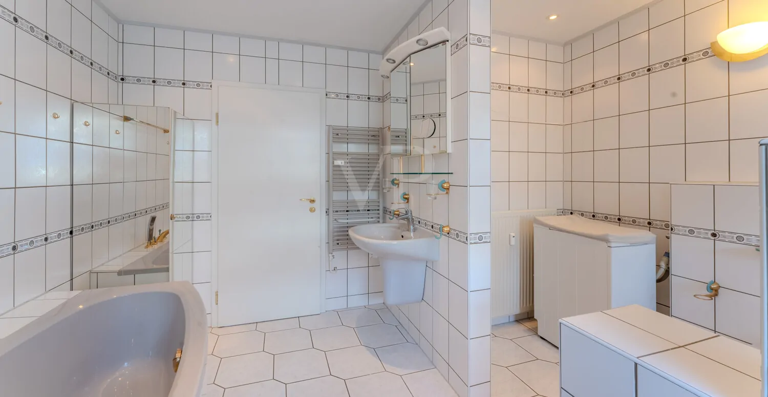 edles Dusch- Wannenbad