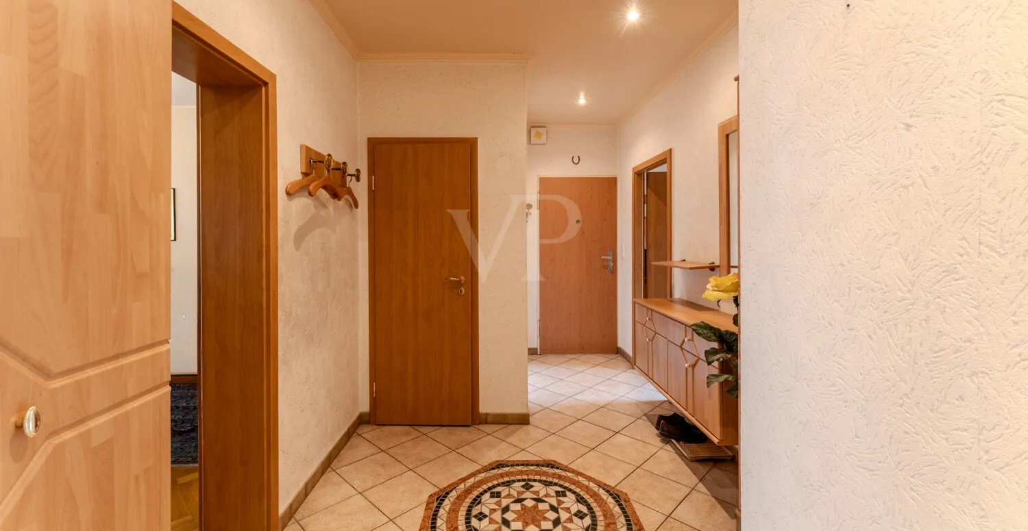 großer Flurbereich mit Mosaik Medaillon