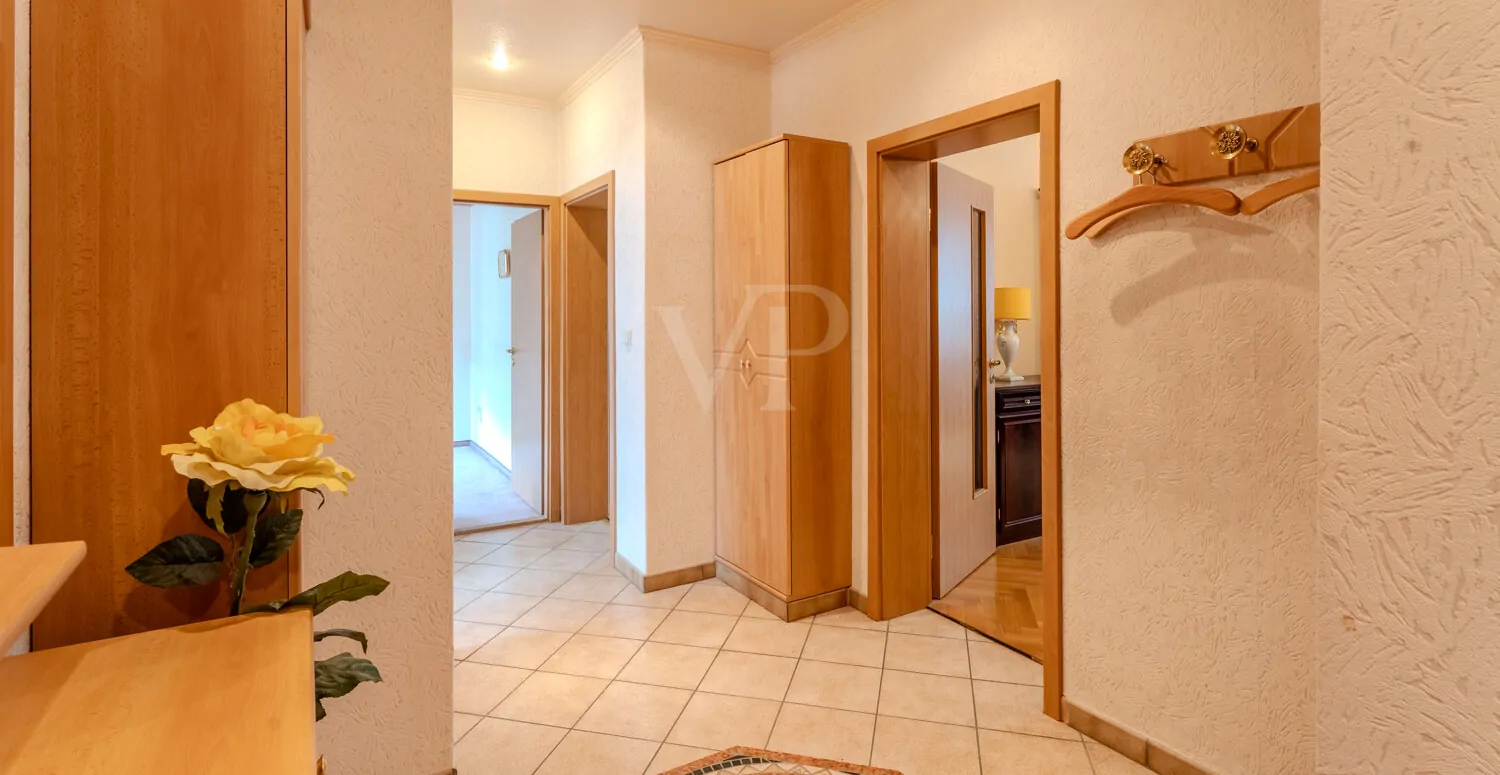 großer Flurbereich mit Mosaik Medaillon