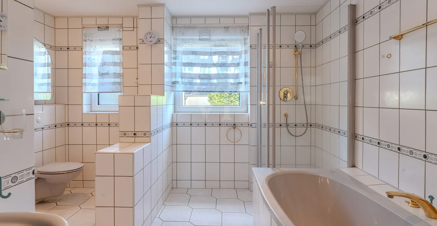 edles Dusch- Wannenbad