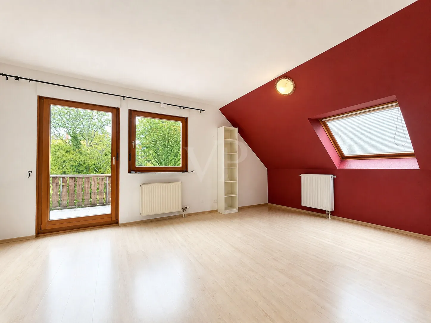 großes Zimmer mit Nordbalkon