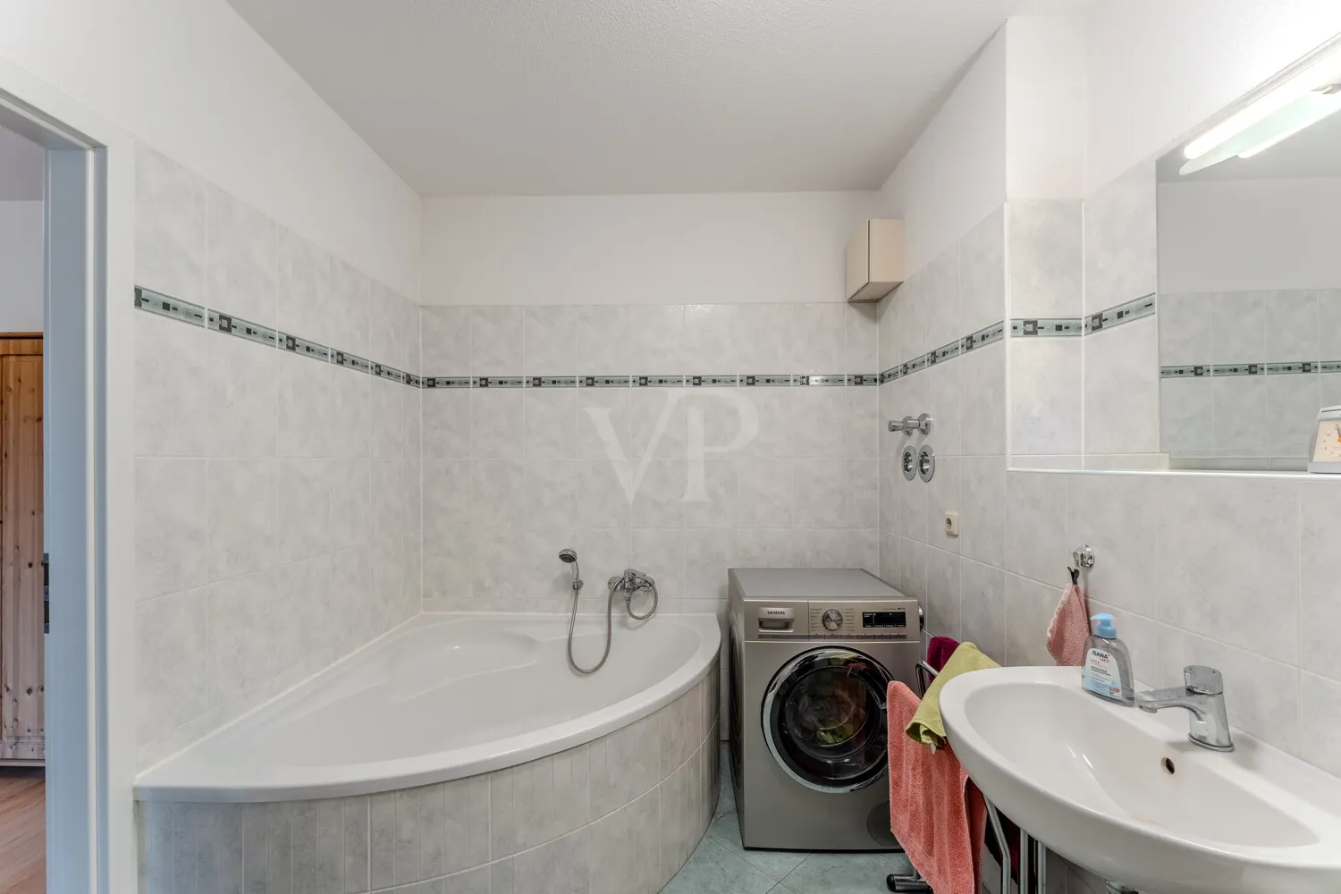 Badezimmer mit Eckbadewanne