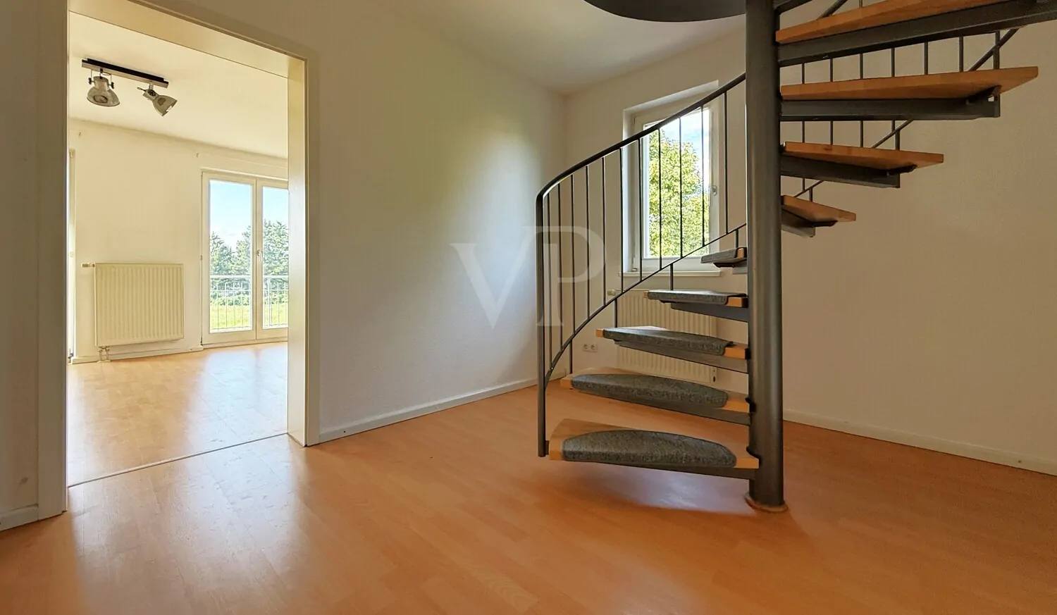 charmante Wendeltreppe ins Dachgeschoss