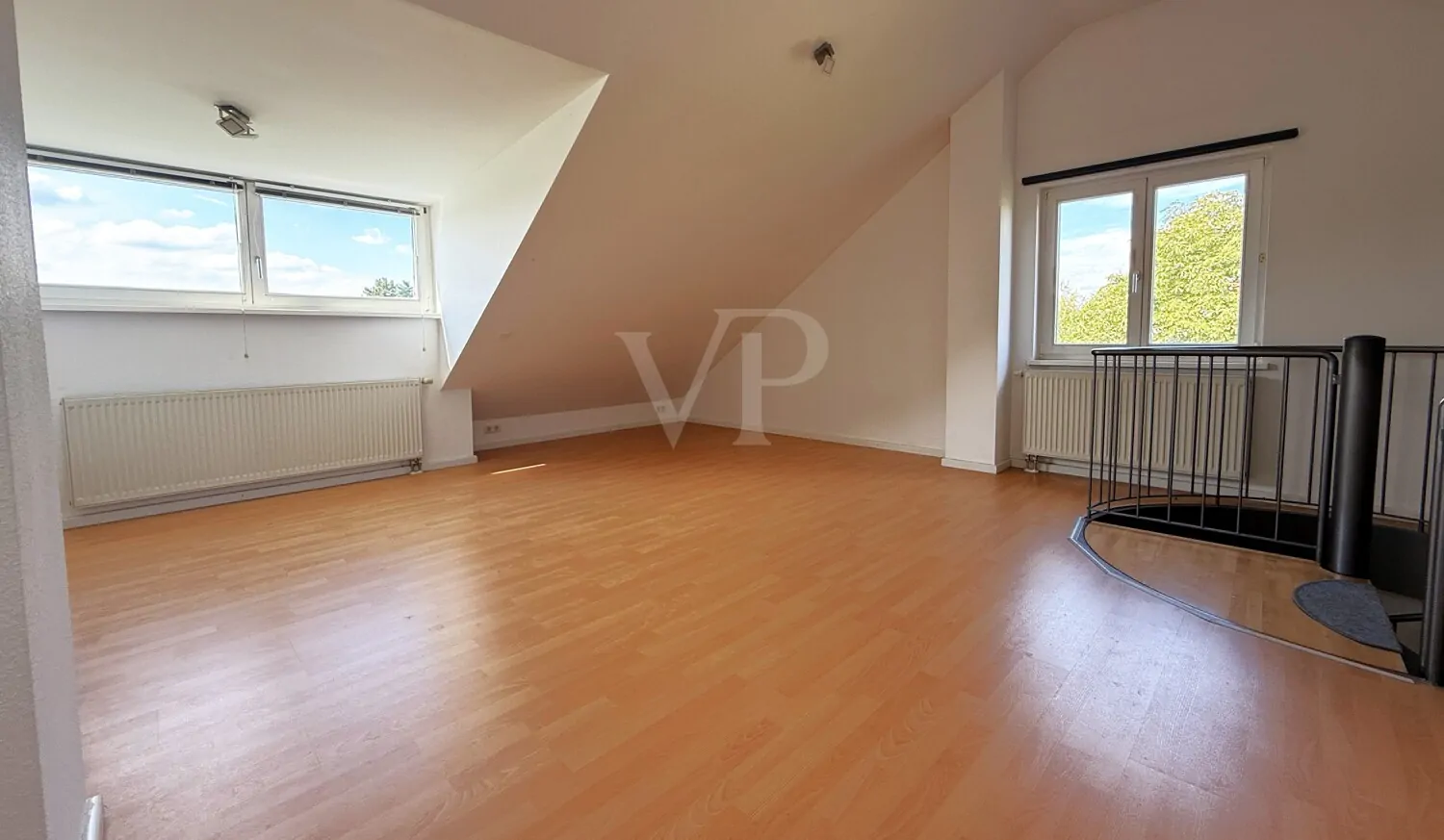 lichtdurchflutetes Schlafzimmer