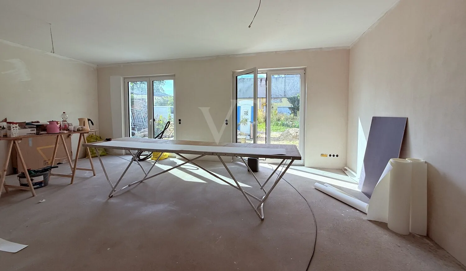 lichtdurchfllutetes Wohnzimmer