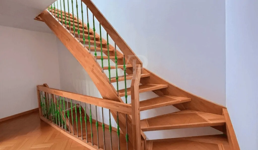 Holztreppe ins 1. Obergeschoss KI generiert