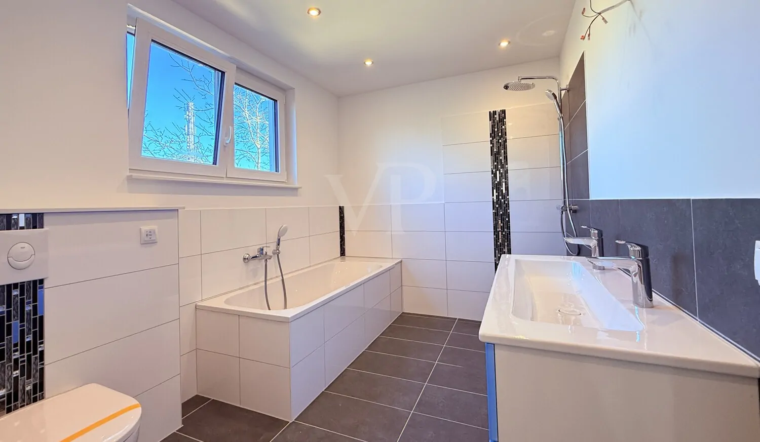 Badezimmer mit Dusche und Badewanne