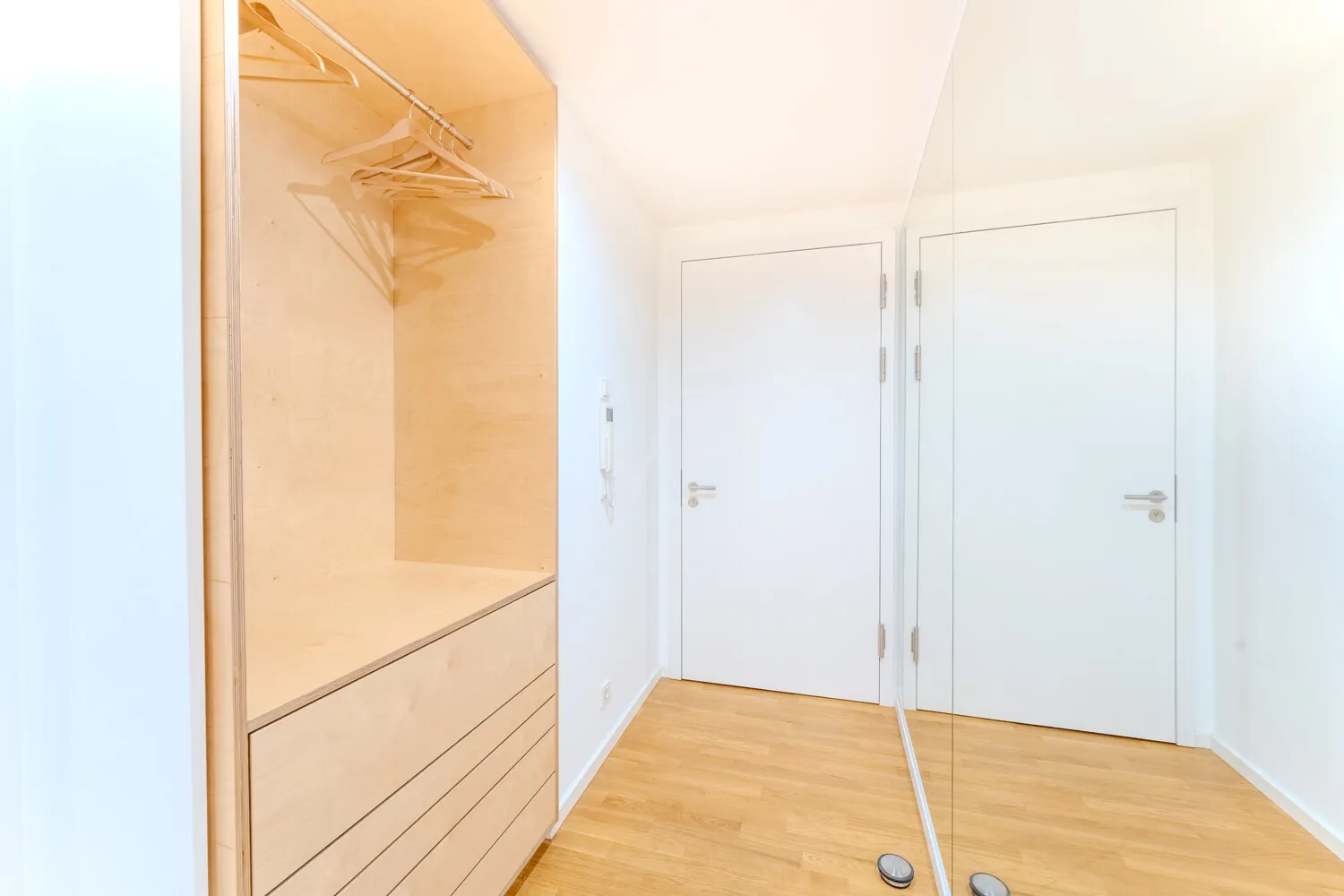 Flur mit Einbaugarderobe (Fl)