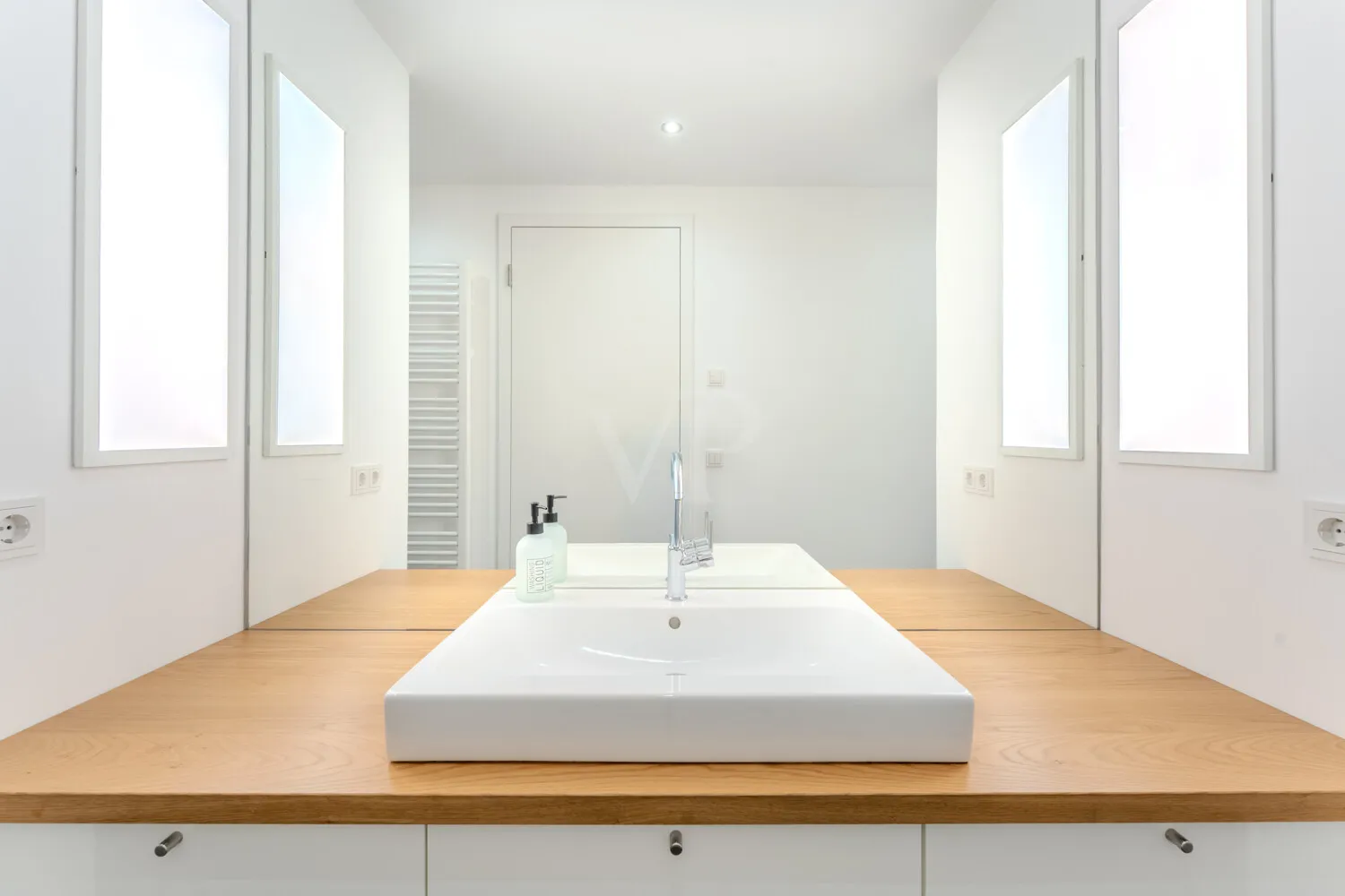 angefertigter Waschtisch im Bad (B2)