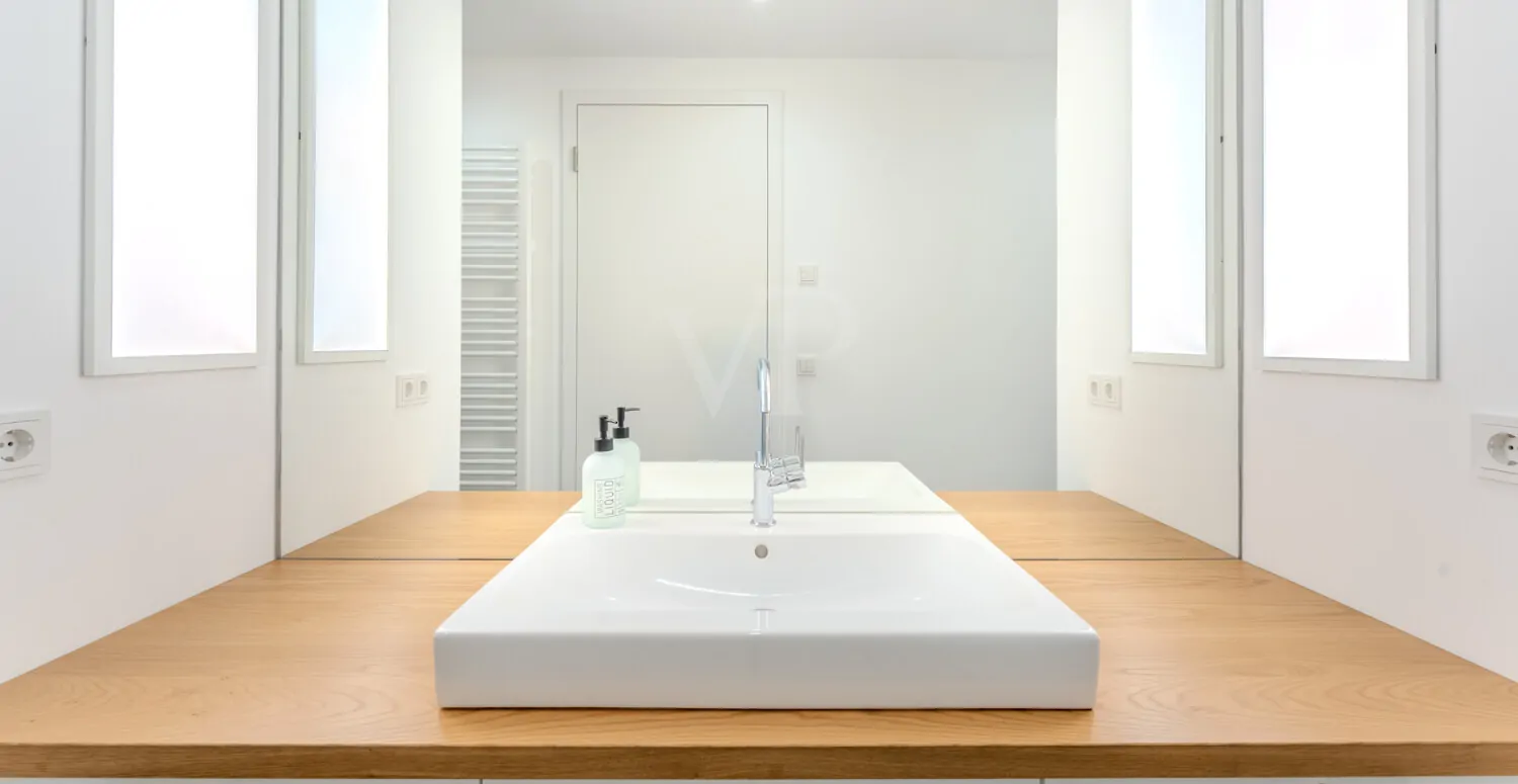 angefertigter Waschtisch im Bad (B2)
