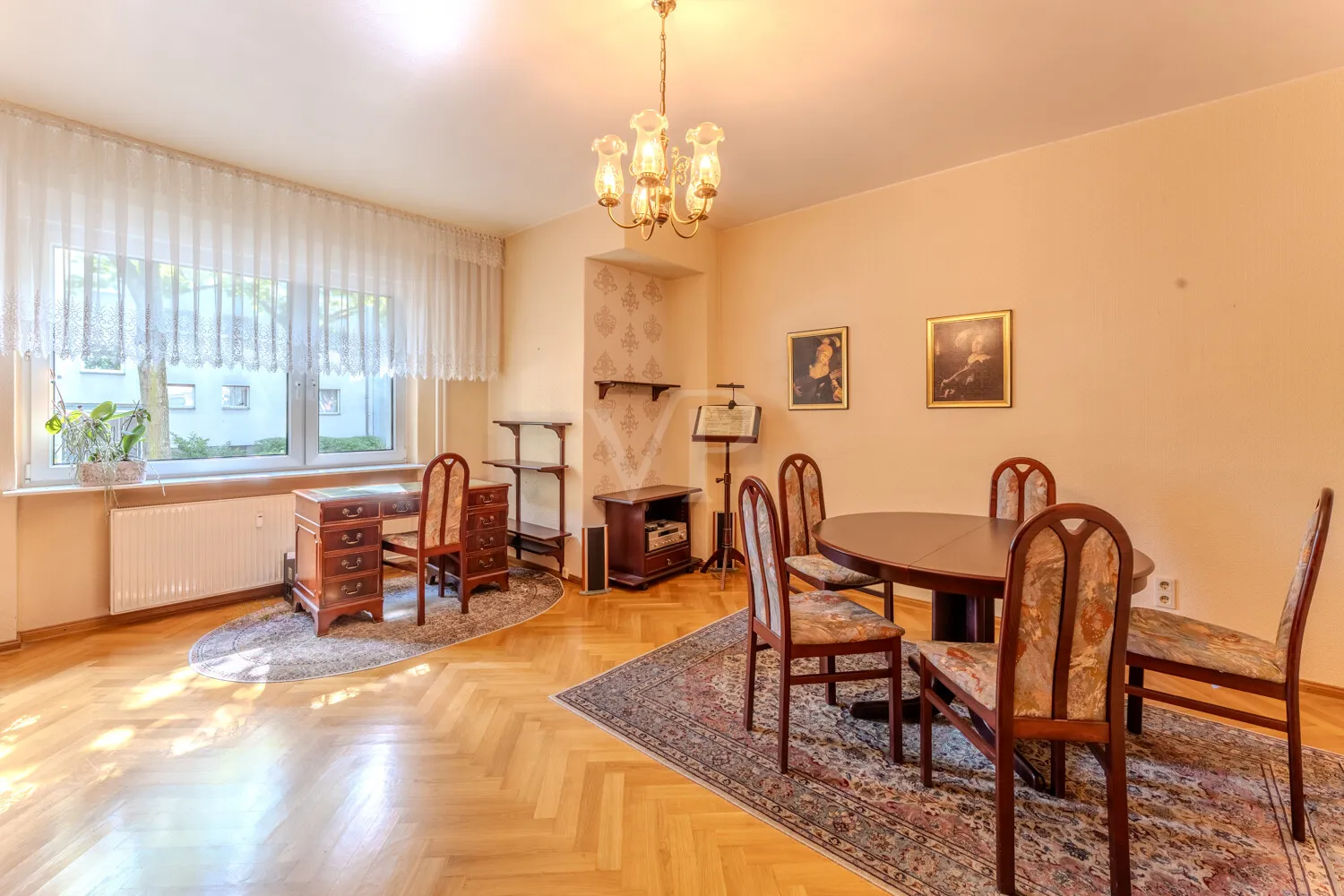 lichtdurchfluteter Wohn-Essbereich