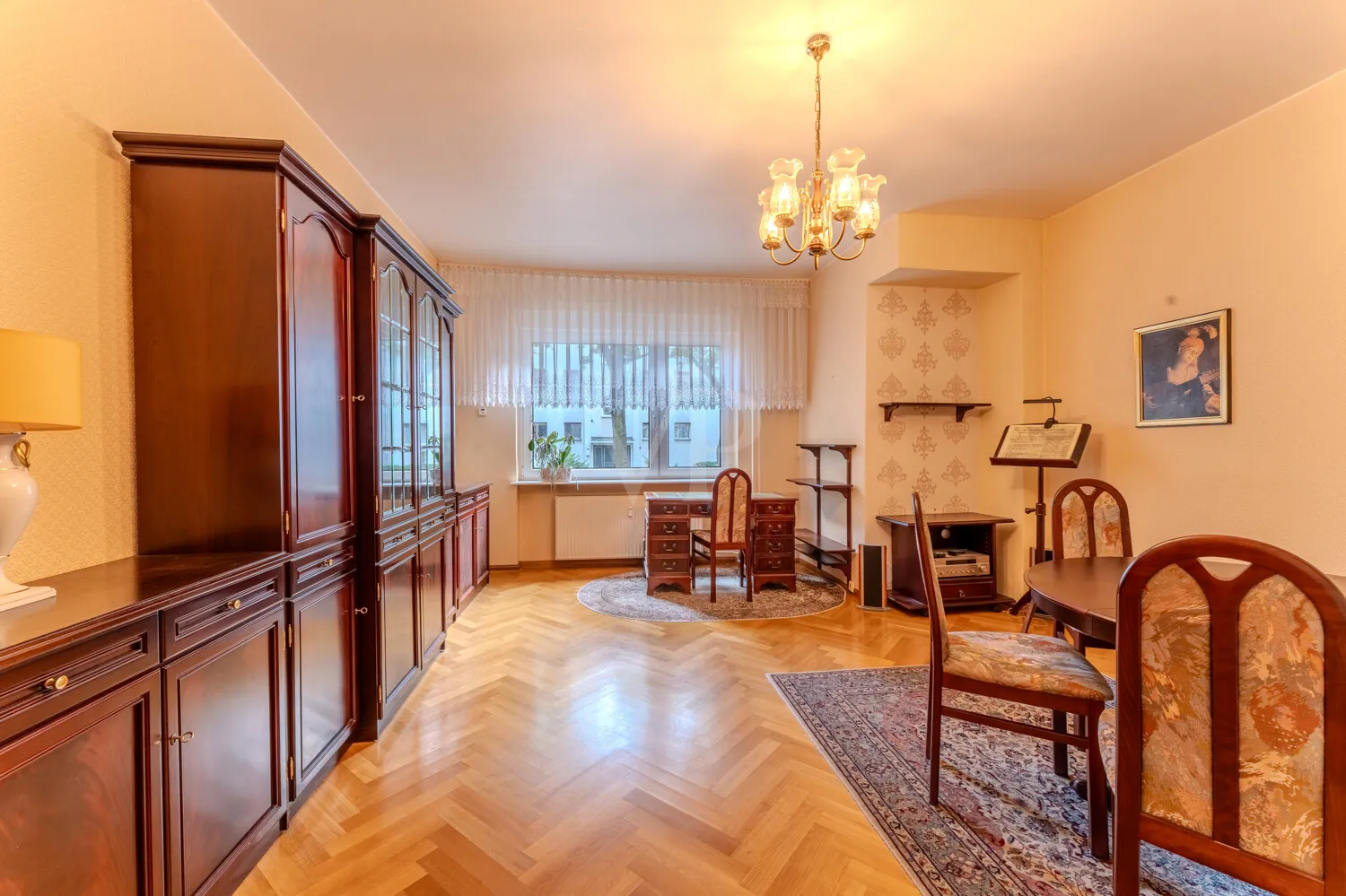 lichtdurchfluteter Wohn-Essbereich