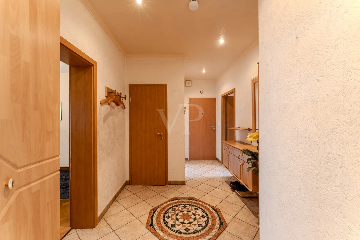 großer Flurbereich mit Mosaik Medaillon