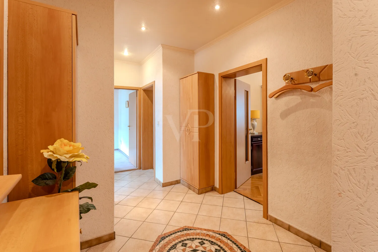 großer Flurbereich mit Mosaik Medaillon