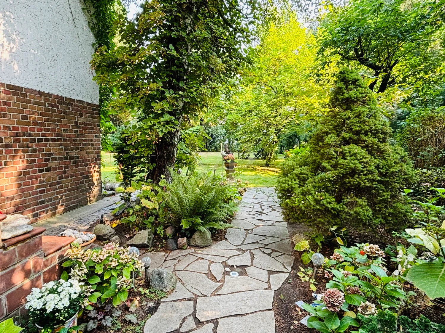 Weg in den hinteren Garten
