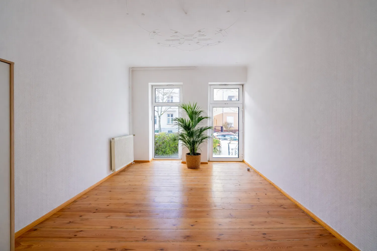 Helles Zimmer mit Kentia-Palme KI bearbeitet