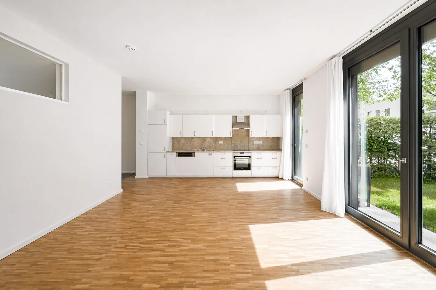Blick zur offenen Küche