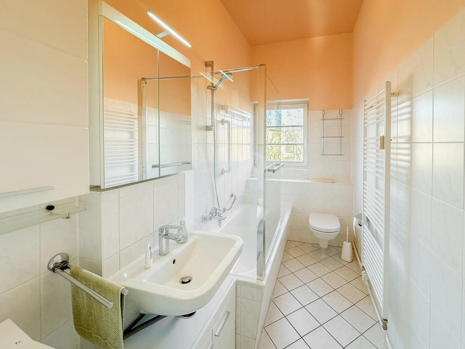 Badezimmer mit Fenster