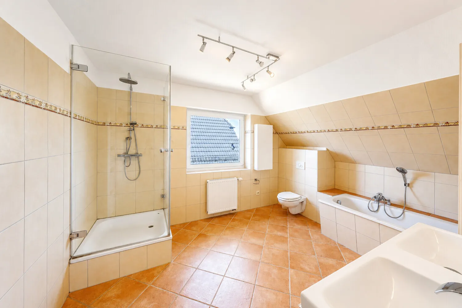 Bad mit Dusche und Badewanne