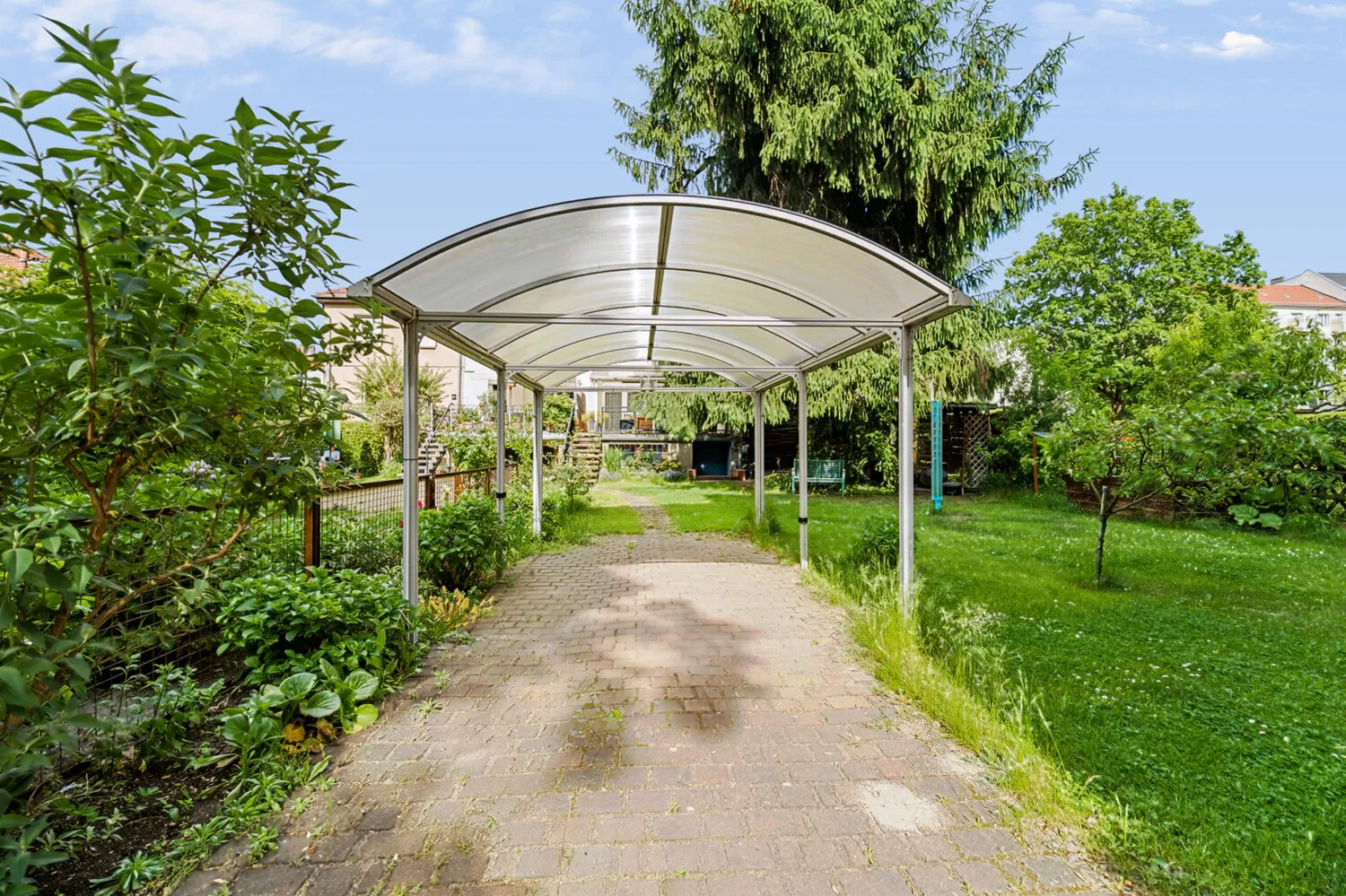 überdachter Carport