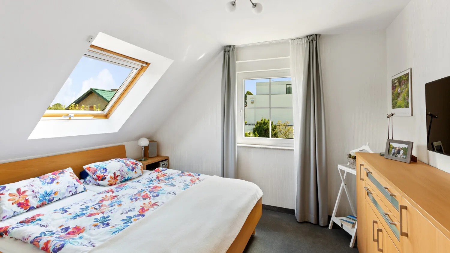 Schlafzimmer mit Ankleidebereich