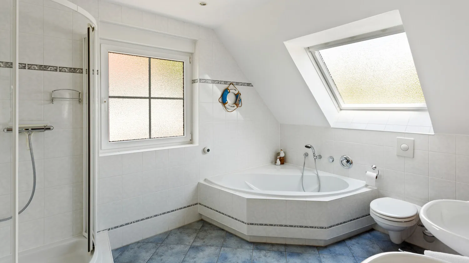 Masterbad mit Dusche und Badewanne