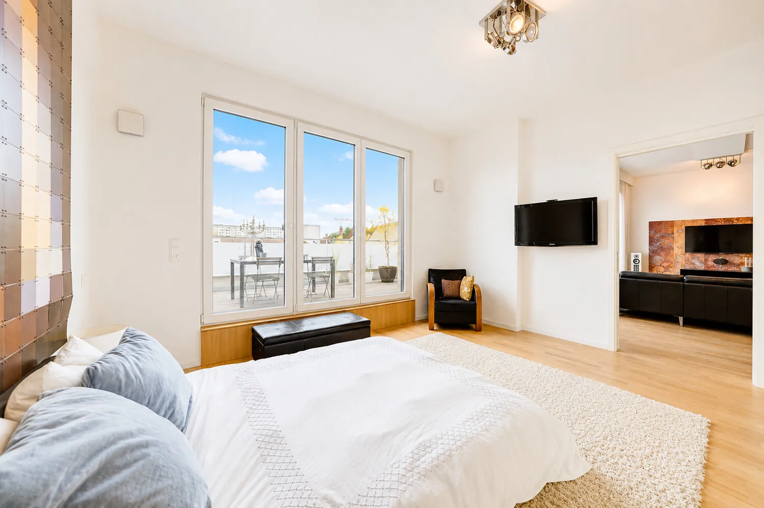 Schlafzimmer mit Terrassenblick