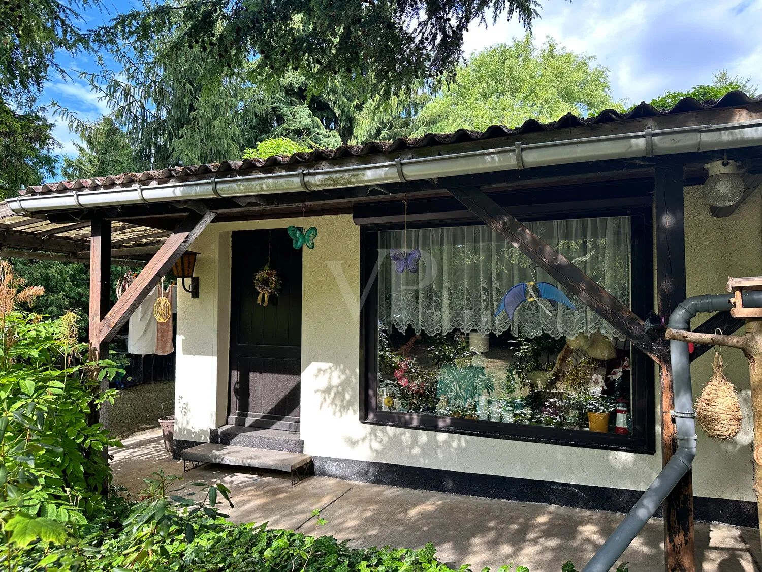 Bungalow (KI generiertes Sommerfoto)