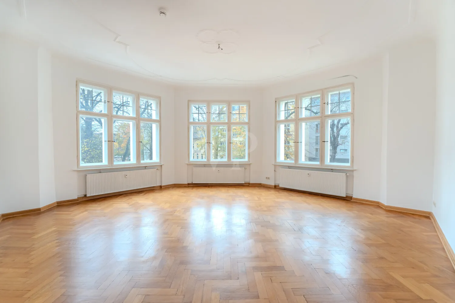 Lichtdurchflutetes Zimmer