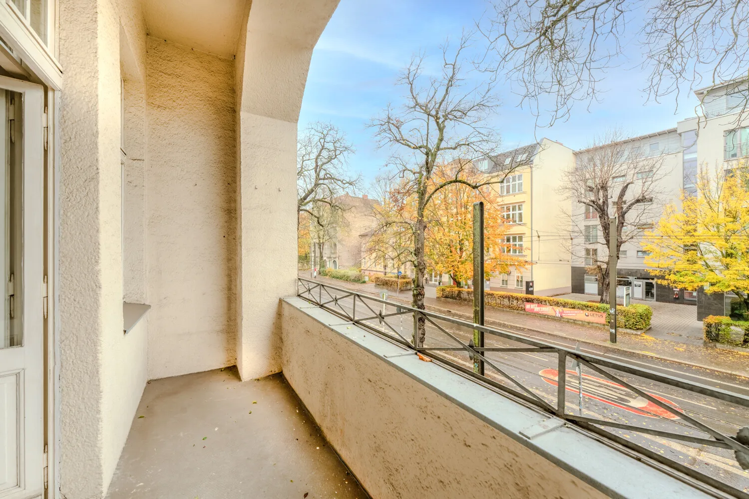 Loggia mit Blick auf die Dietzgenstraße