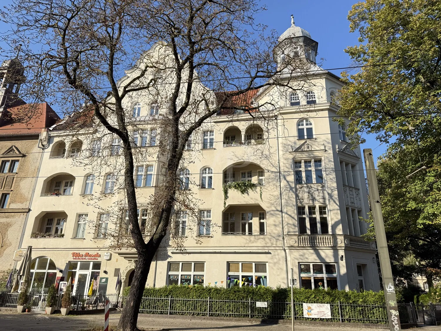 Schöner Blick aufs Gebäude und auf die Loggia