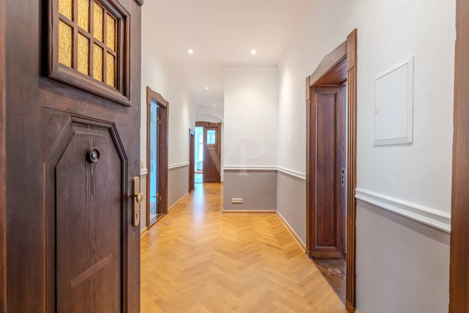 Weiter Blick in die Wohnung vom Eingangsbereich