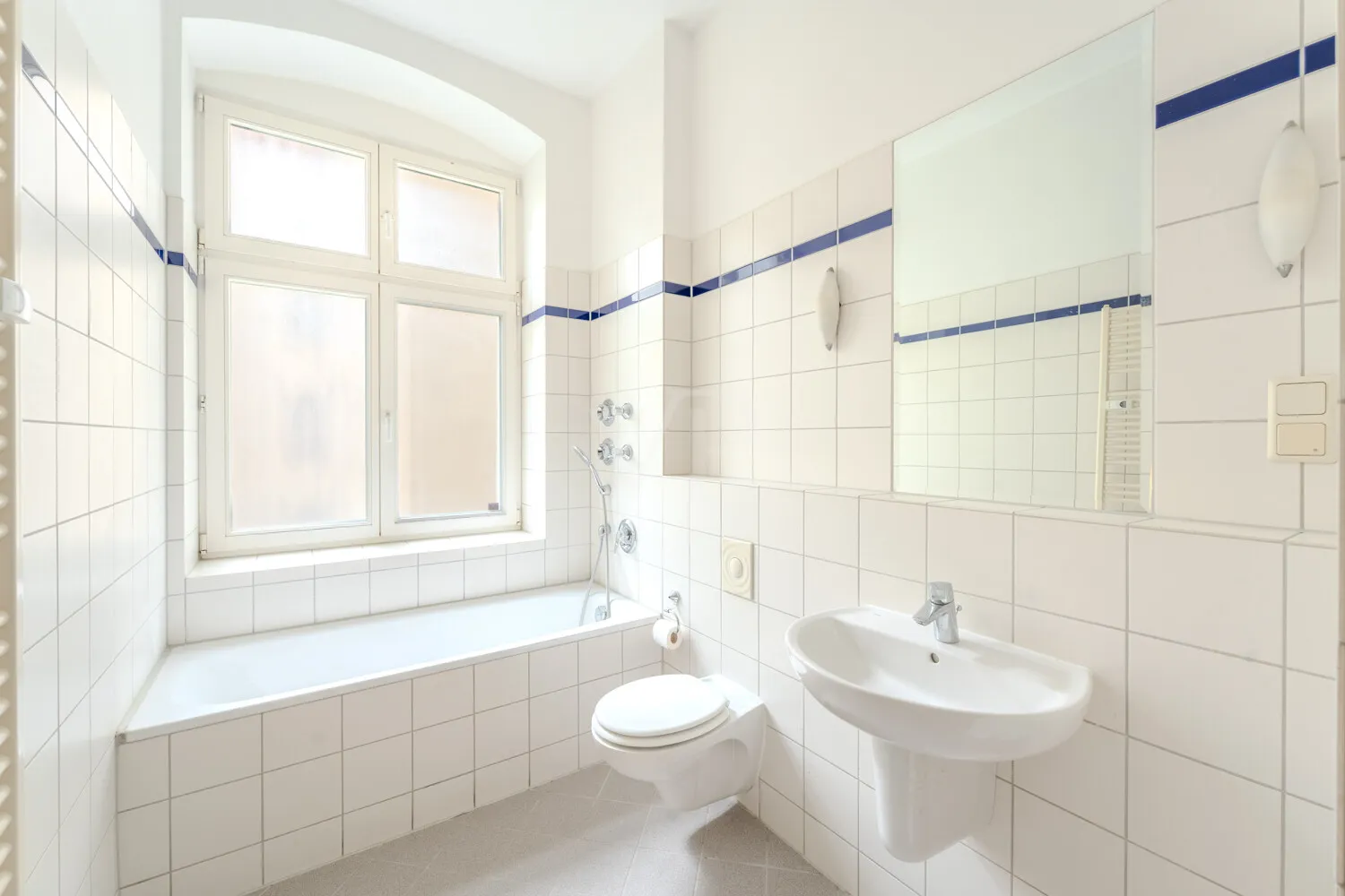 Helles Badezimmer
