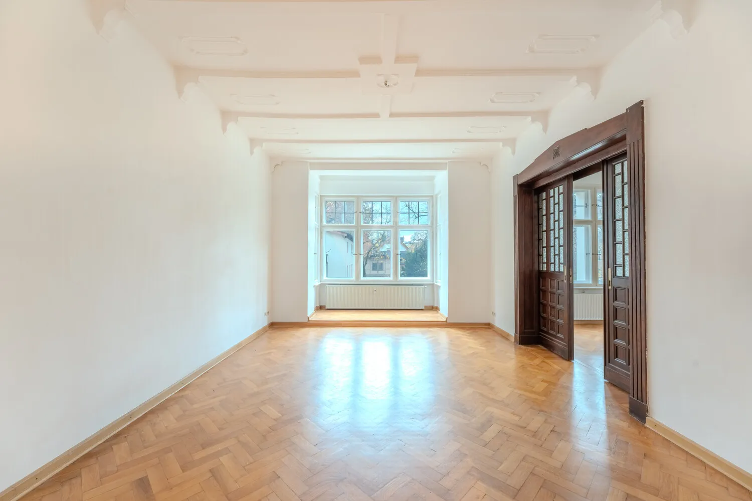 Großer Raum mit Zugang zum anderen Zimmer