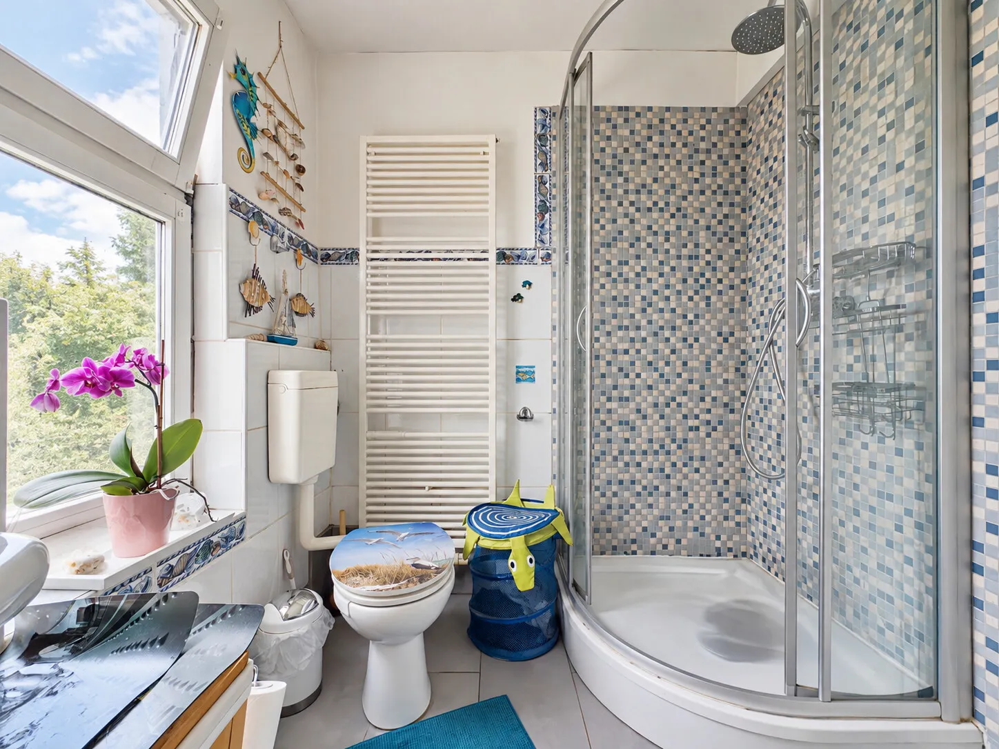 Badezimmer mit Dusche