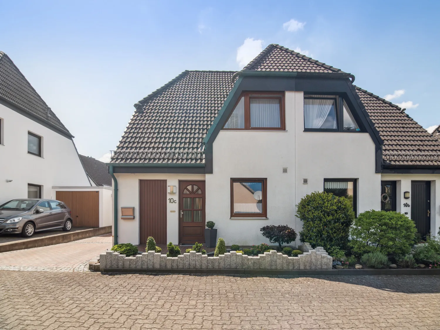 Schöne Doppelhaushälfte mit Ausbaupotential und Garage in ruhiger Lage