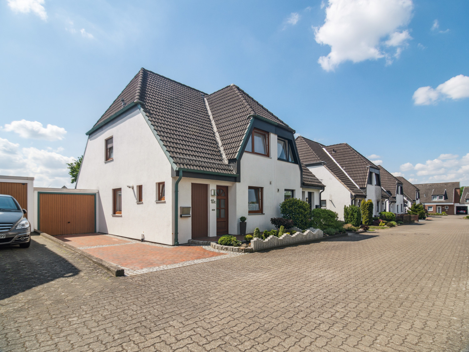 Schöne Doppelhaushälfte mit Ausbaupotential und Garage in ruhiger Lage
