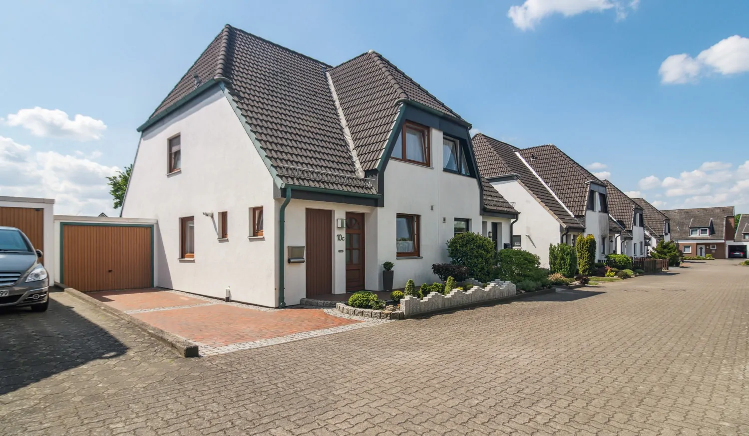 Schöne Doppelhaushälfte mit Ausbaupotential und Garage in ruhiger Lage