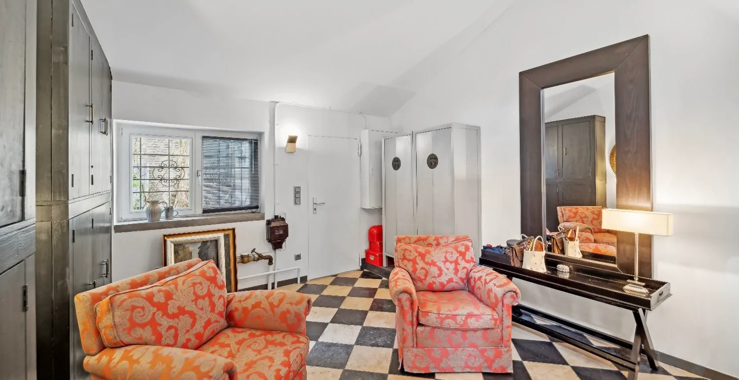 offener Raum mit Zugang zur Garage