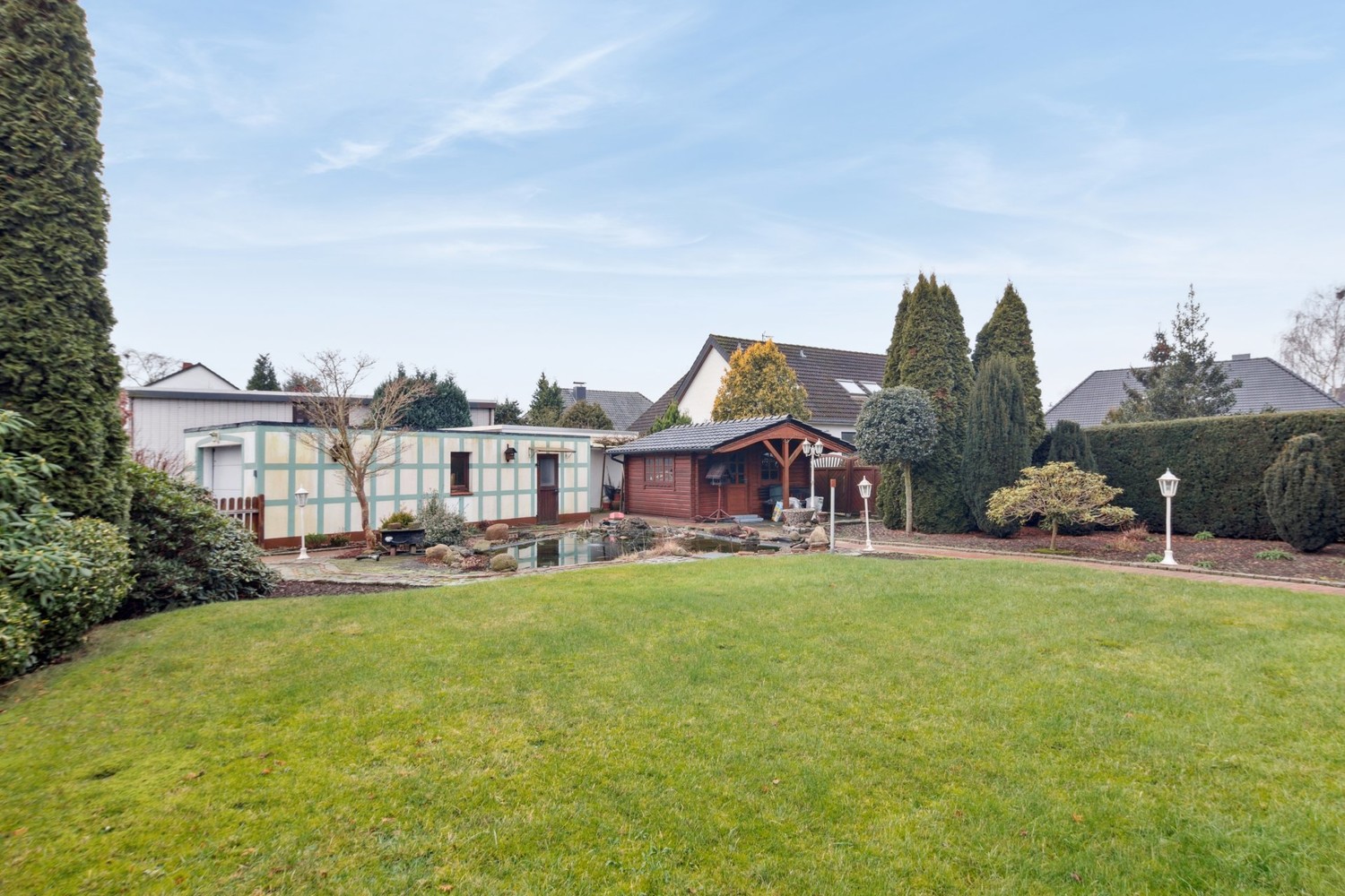 Garten mit Garage und Gartenhaus