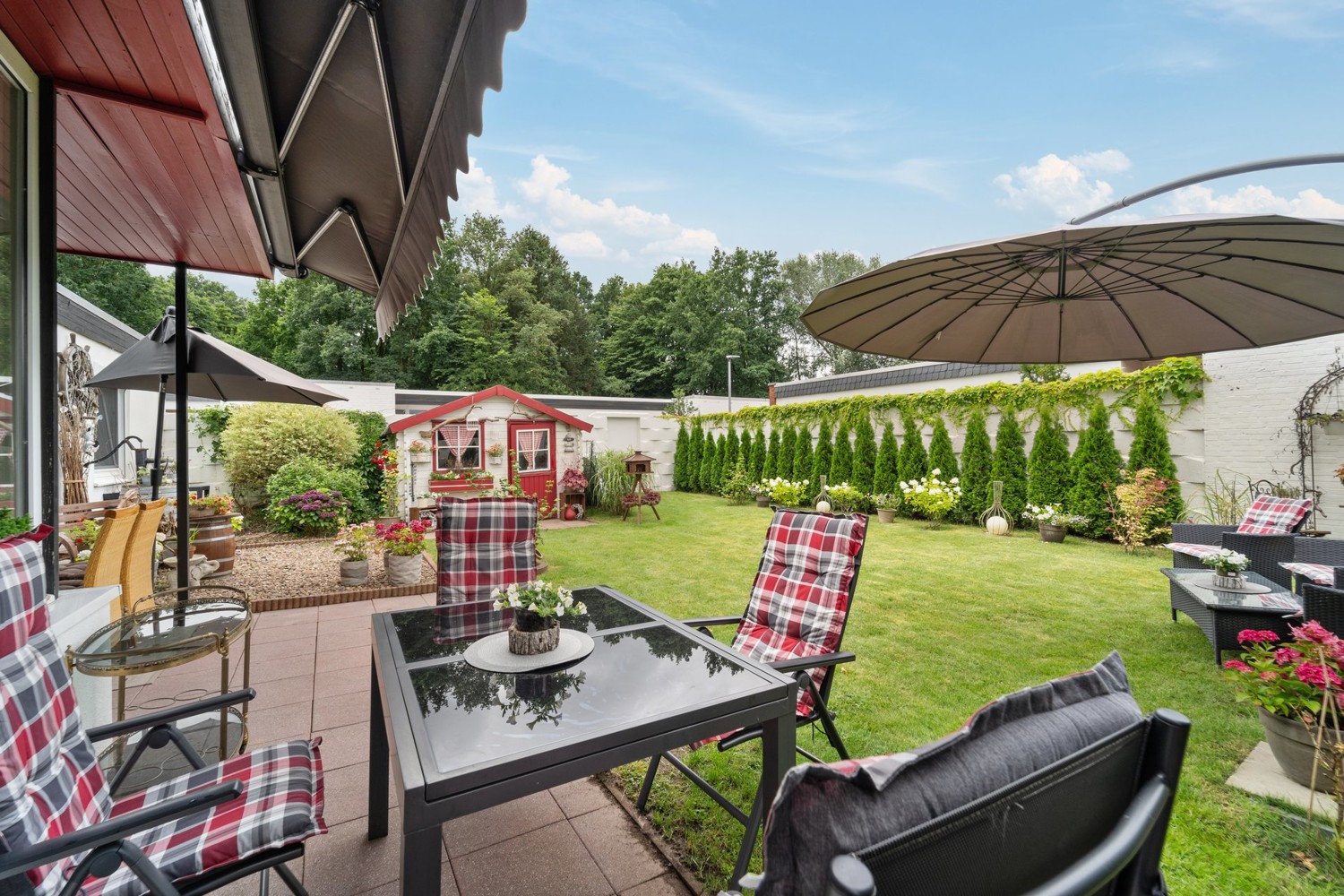 Terrasse mit Gartenblick