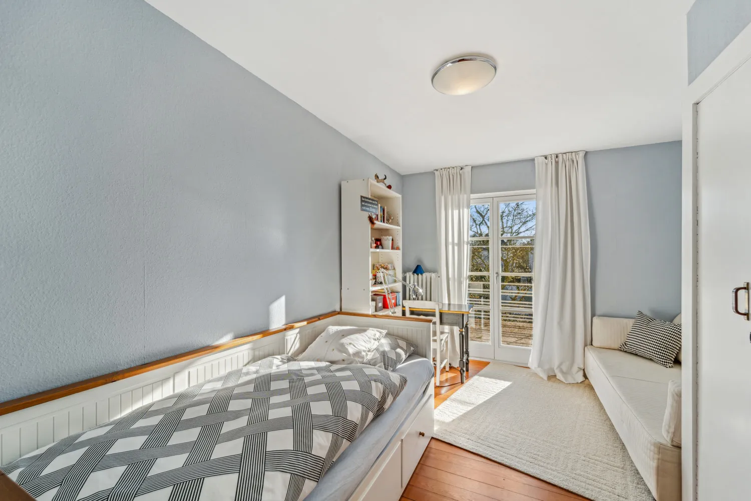 Καλαίσθητη ημι-ανεξάρτητη κατοικία με ταράτσα και δυνατότητα επέκτασης