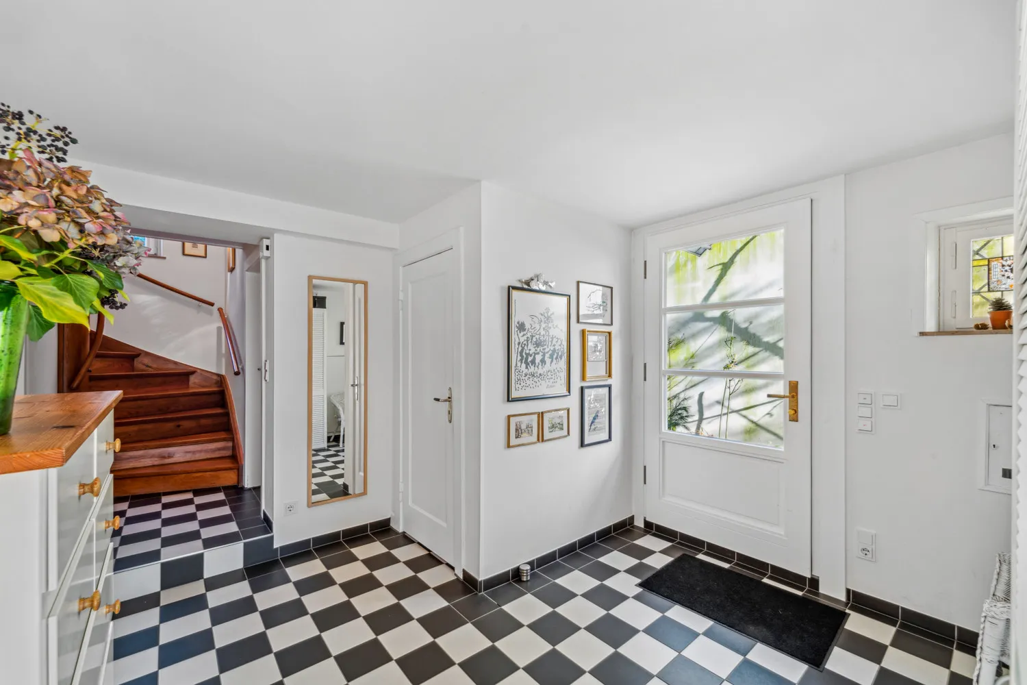 Καλαίσθητη ημι-ανεξάρτητη κατοικία με ταράτσα και δυνατότητα επέκτασης