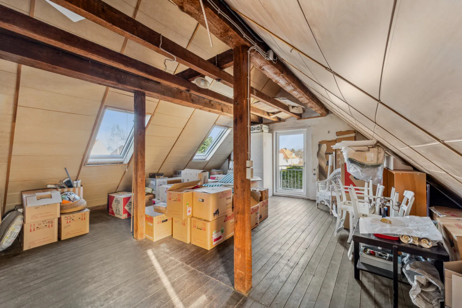 Καλαίσθητη ημι-ανεξάρτητη κατοικία με ταράτσα και δυνατότητα επέκτασης