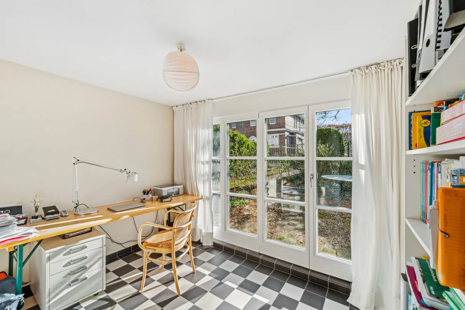 Καλαίσθητη ημι-ανεξάρτητη κατοικία με ταράτσα και δυνατότητα επέκτασης