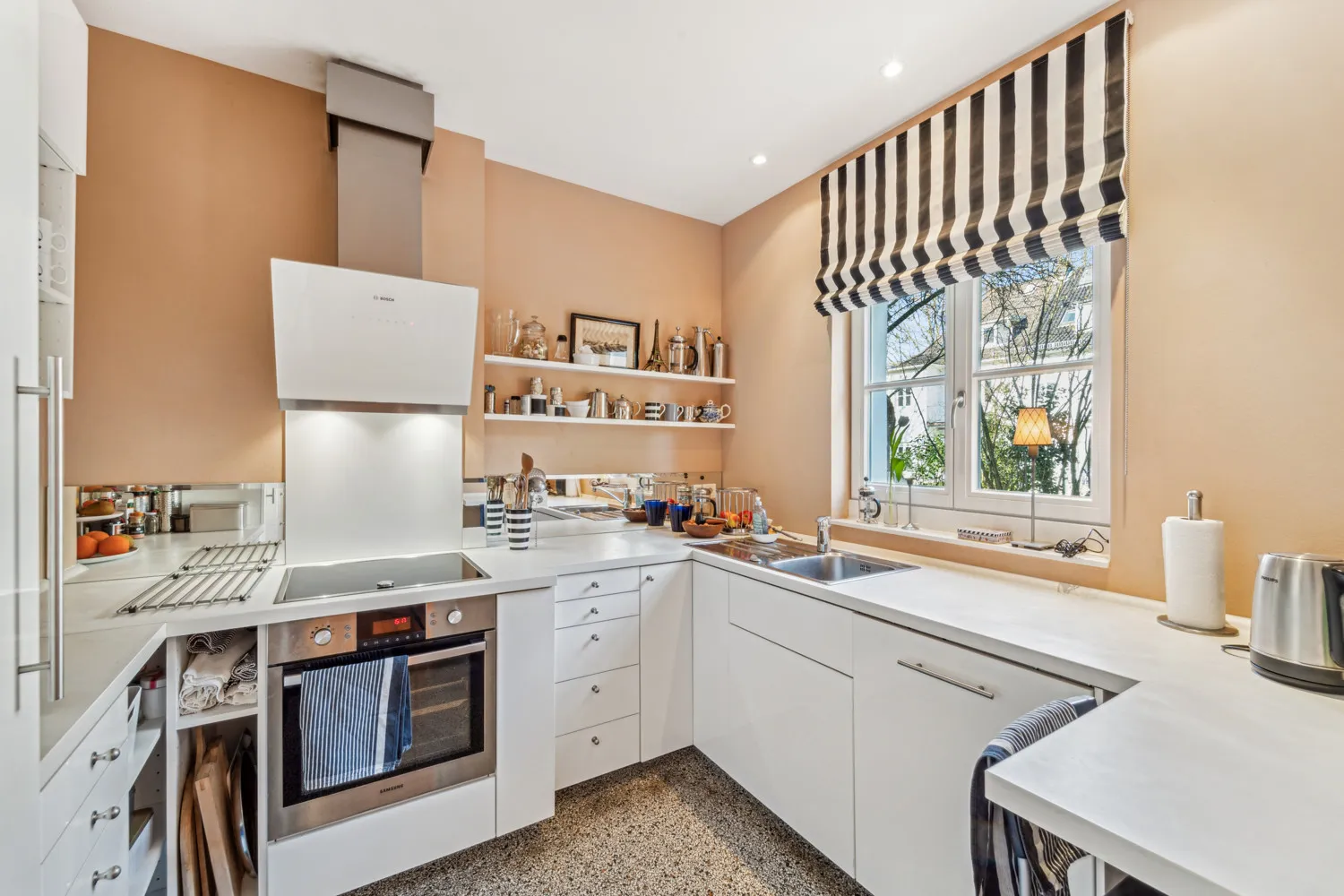 Καλαίσθητη ημι-ανεξάρτητη κατοικία με ταράτσα και δυνατότητα επέκτασης