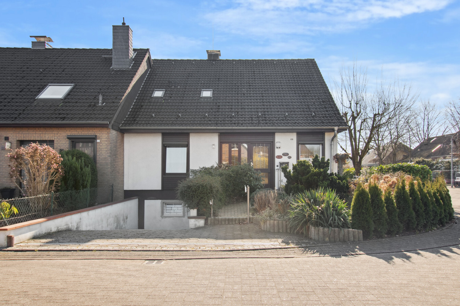 Geräumiges Wohnhaus mit separater Wohnung in schöner Lage in Habenhausen