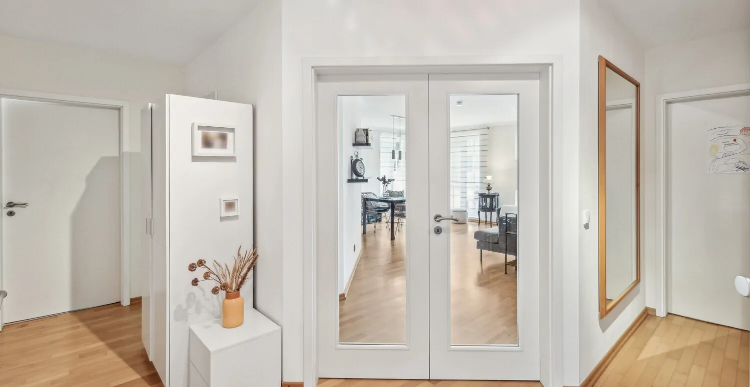 Diele mit Blick ins Wohnzimmer