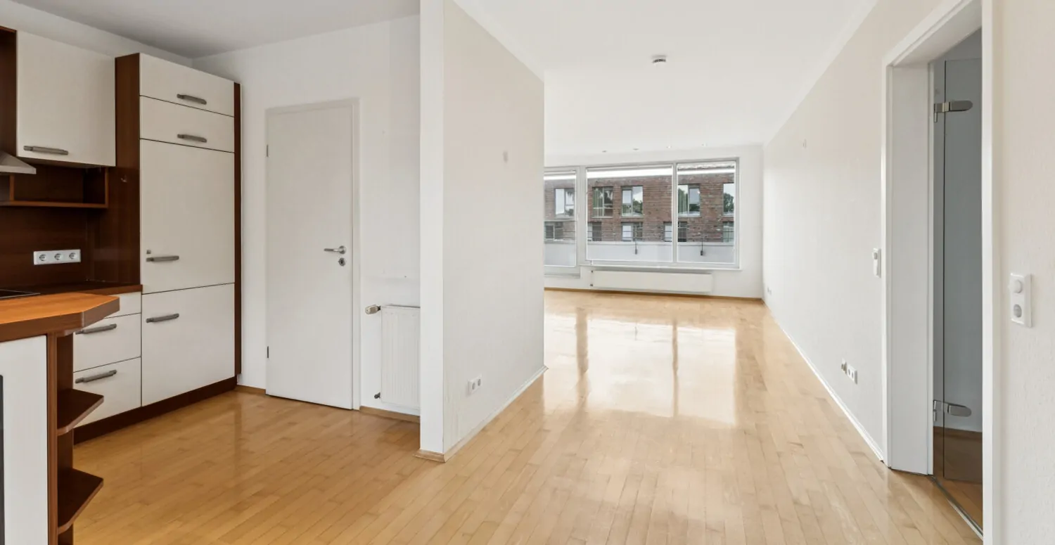 Küche und Wohnraum mit Balkonzugang