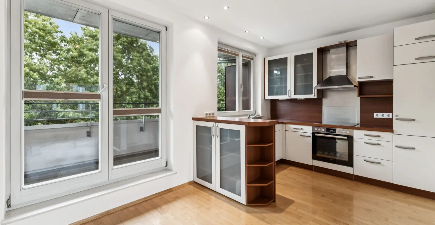 Küche mit Balkonzugang